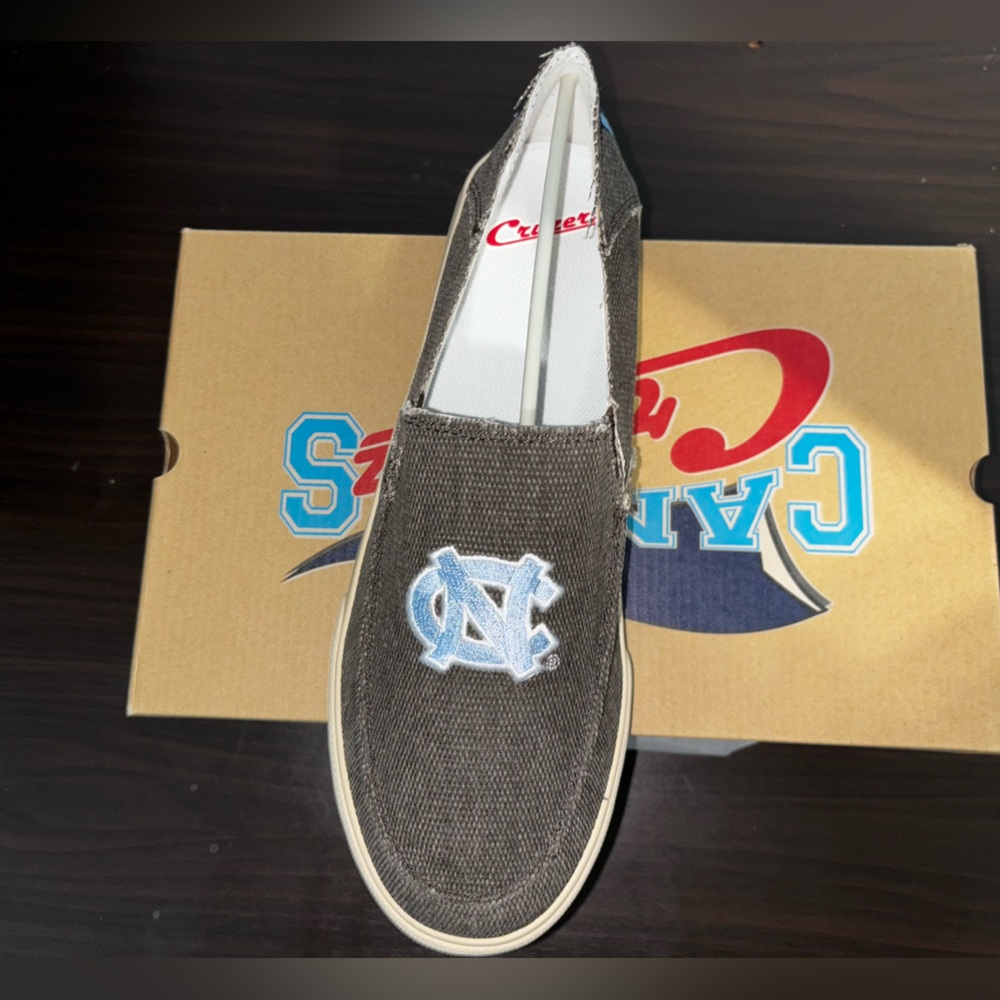 NIB Carolina Tarheels campus cruzers size 9 slip on canvas shoes!